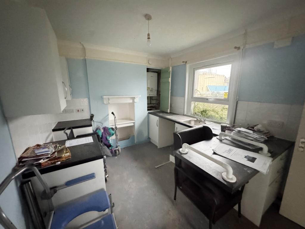 Lot: 154 - SEMI-DETACHED HOUSE FOR IMPROVEMENT - View of the kitchen